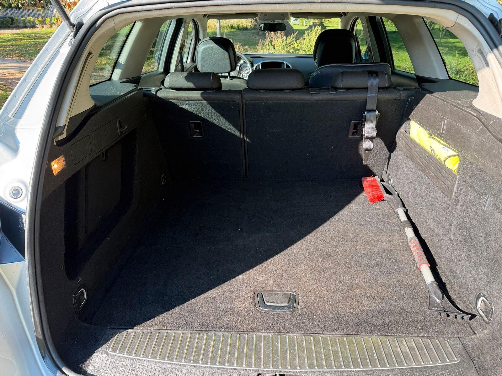 Opel Astra 2011 — photo 8