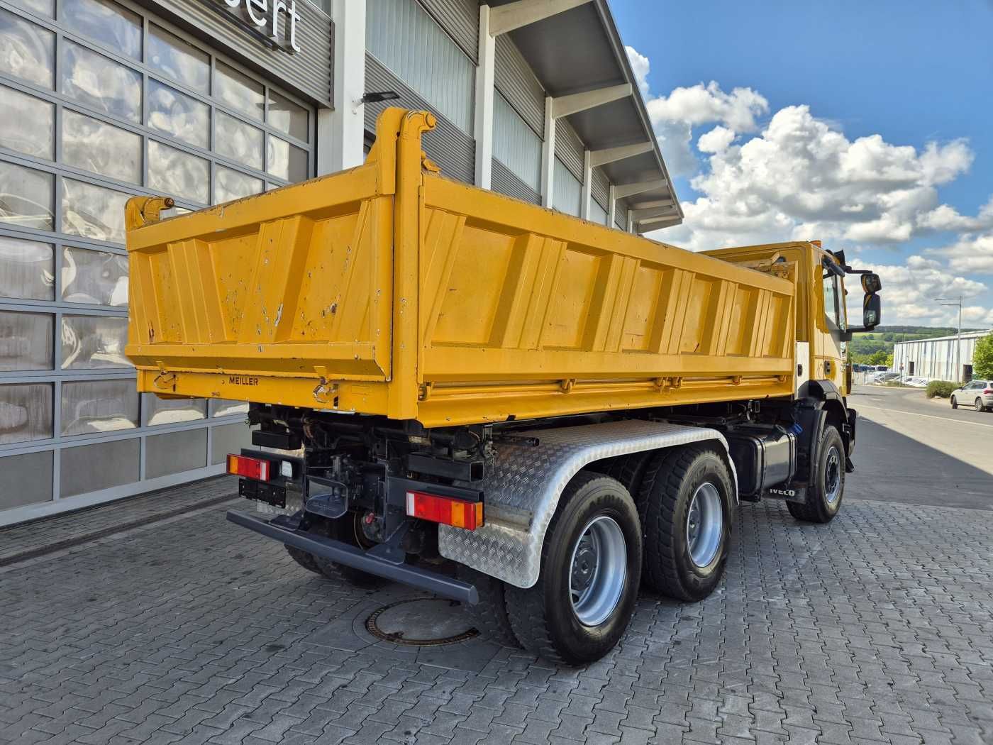 Fahrzeugabbildung Iveco Trakker AD380T50 6x4 Kipper/SZM Wechselsystem