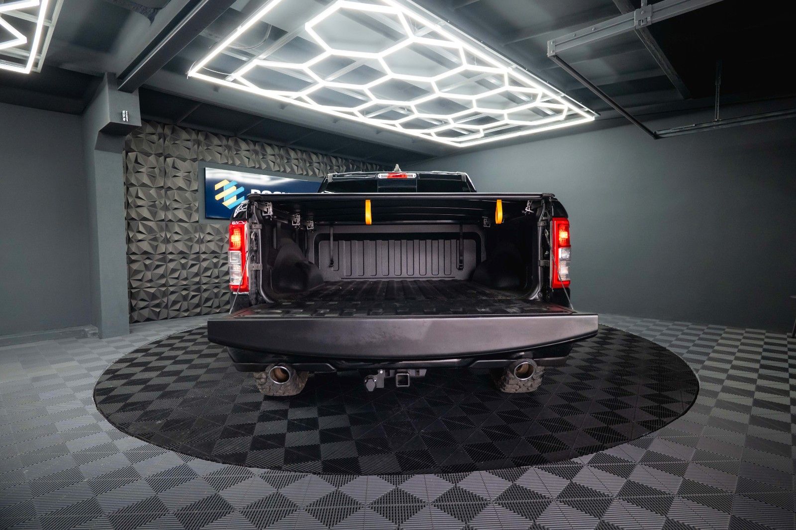 Fahrzeugabbildung Dodge RAM 5.7 V8 HEMI 4x4 OFFROAD Night-Paket *LED*19%