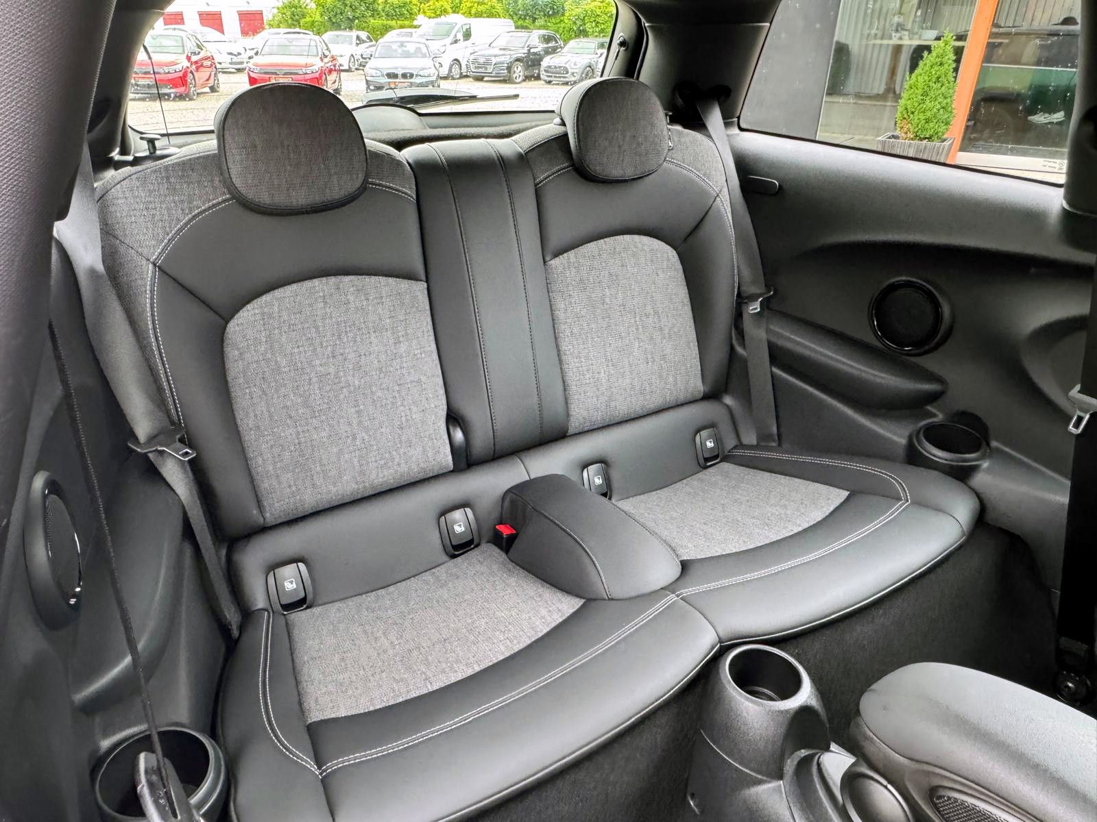 Fahrzeugabbildung MINI COOPER 3-trg. Classic-Trim LED KAM PDC CarPlay