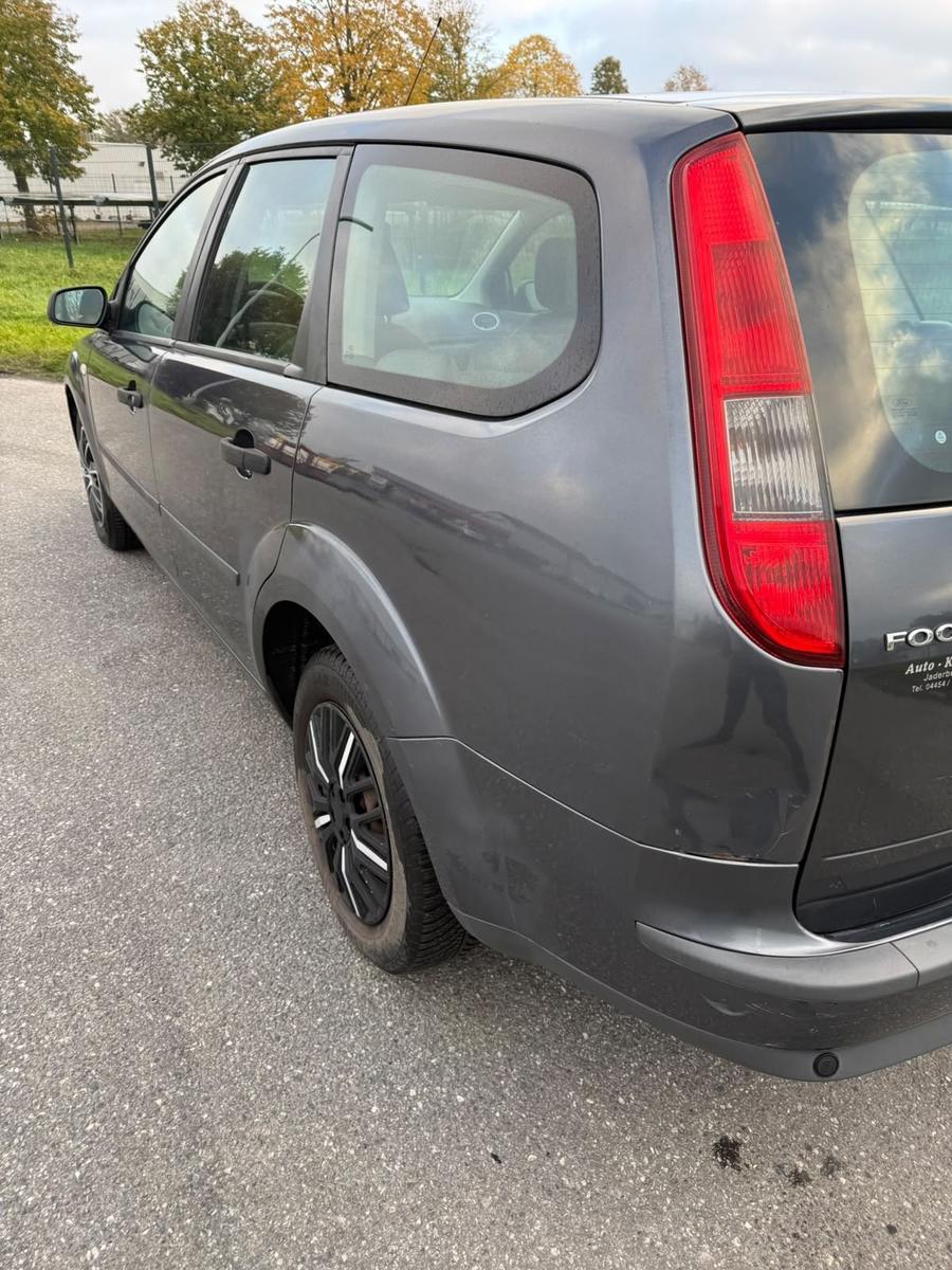 Ford Focus 2006 — вигляд ззаду