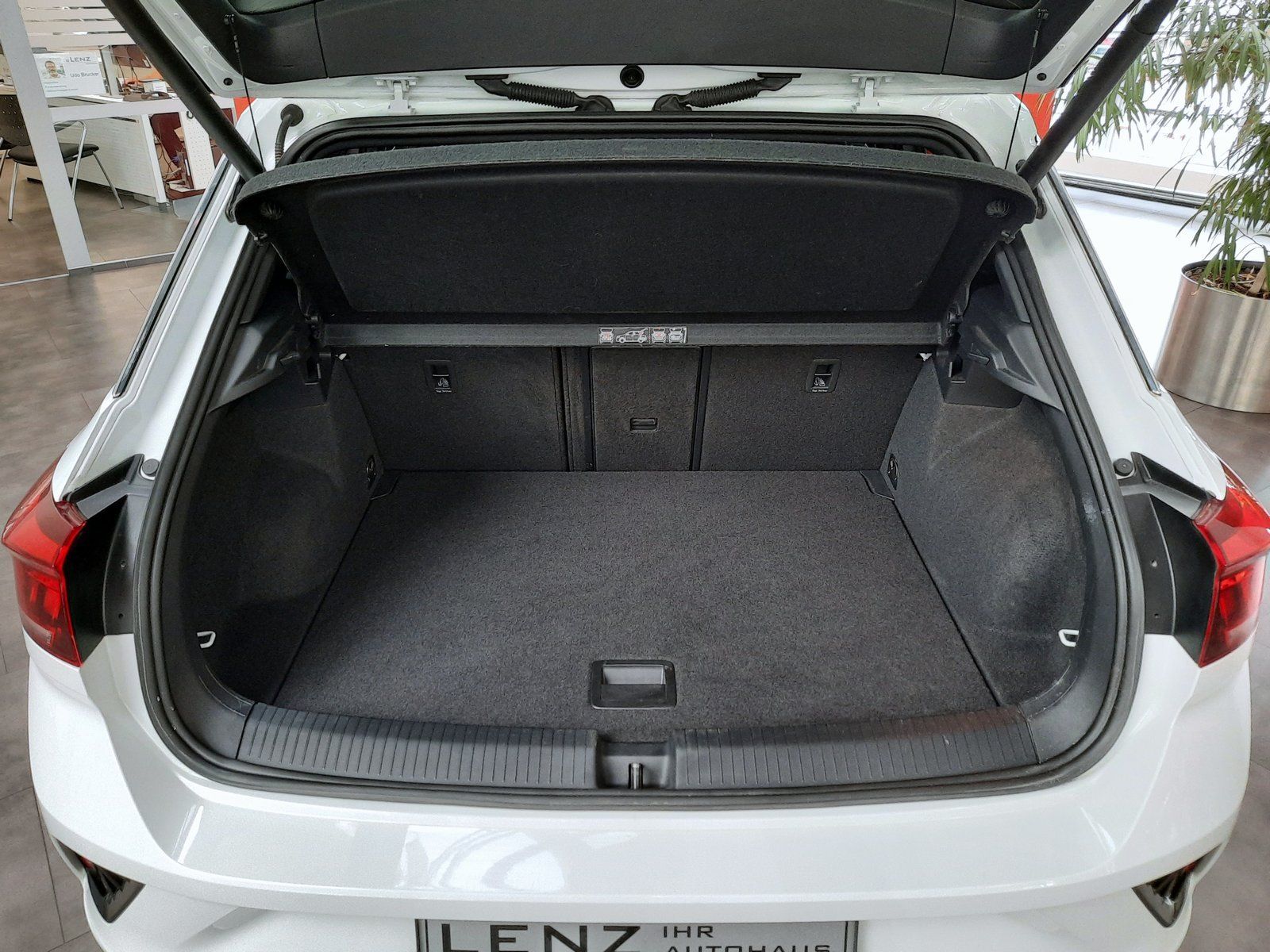 Fahrzeugabbildung Volkswagen T-Roc R 4Motion DSG *AHK*Cam*Navi*App-Con*Assist