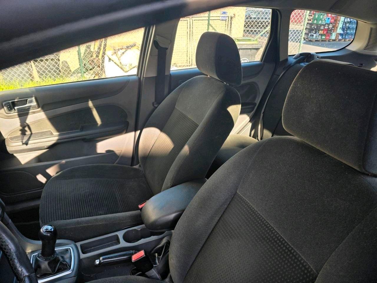 Ford Focus 2005 — interior