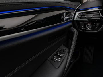 Fahrzeugabbildung BMW 530d xDr Tour AHK  Pano ACC HUD Komfortsitz