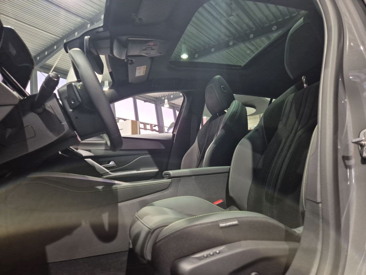 Fahrzeugabbildung Peugeot 408 Hybrid 1.2 GT HYBRID 136 Panorama Navi SHZ