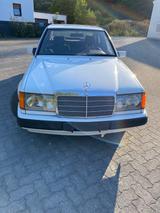 Mercedes-Benz E 230 - weiße Mercedes-Benz E 230