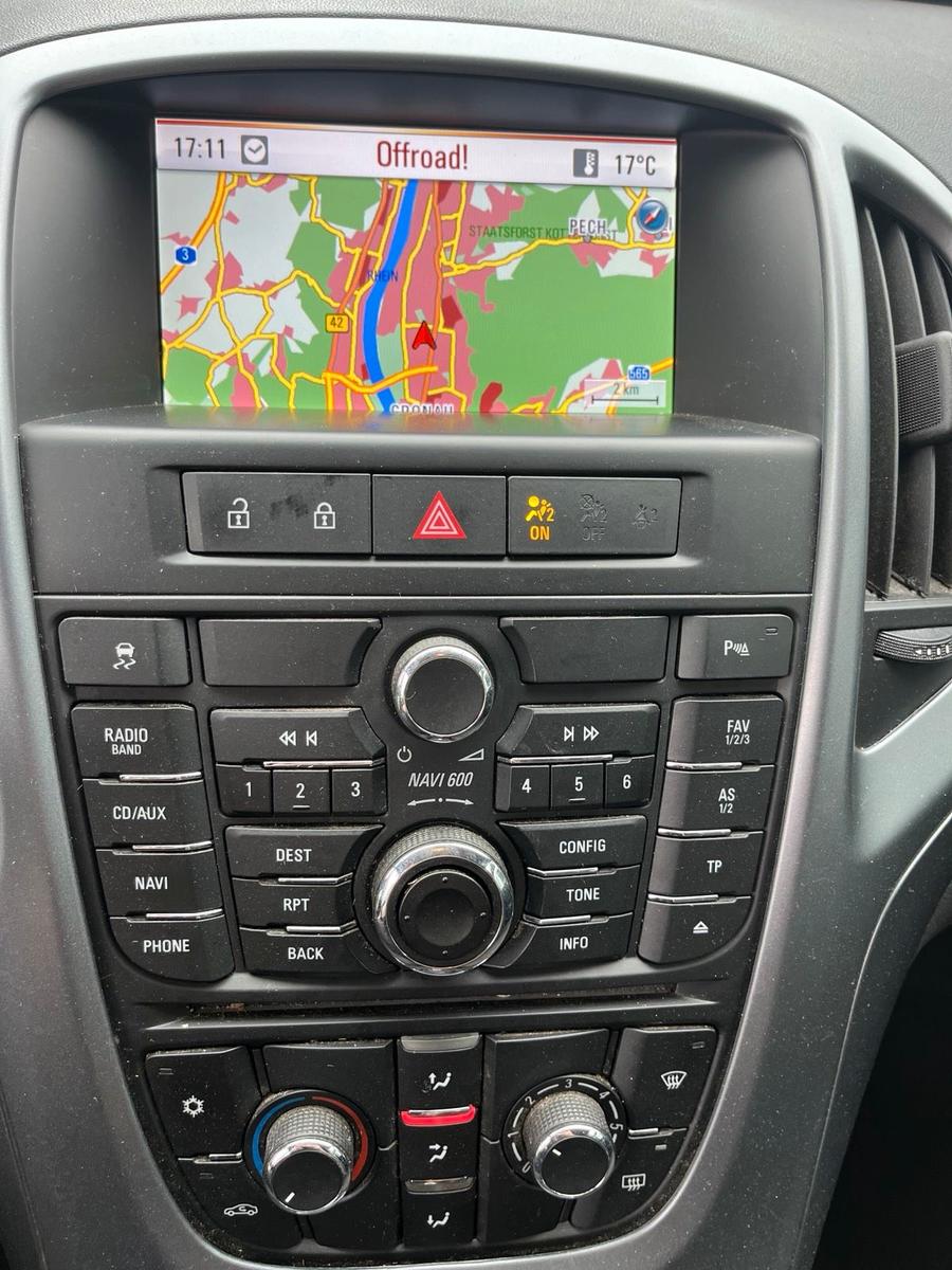 Opel Astra 2012 — photo 12