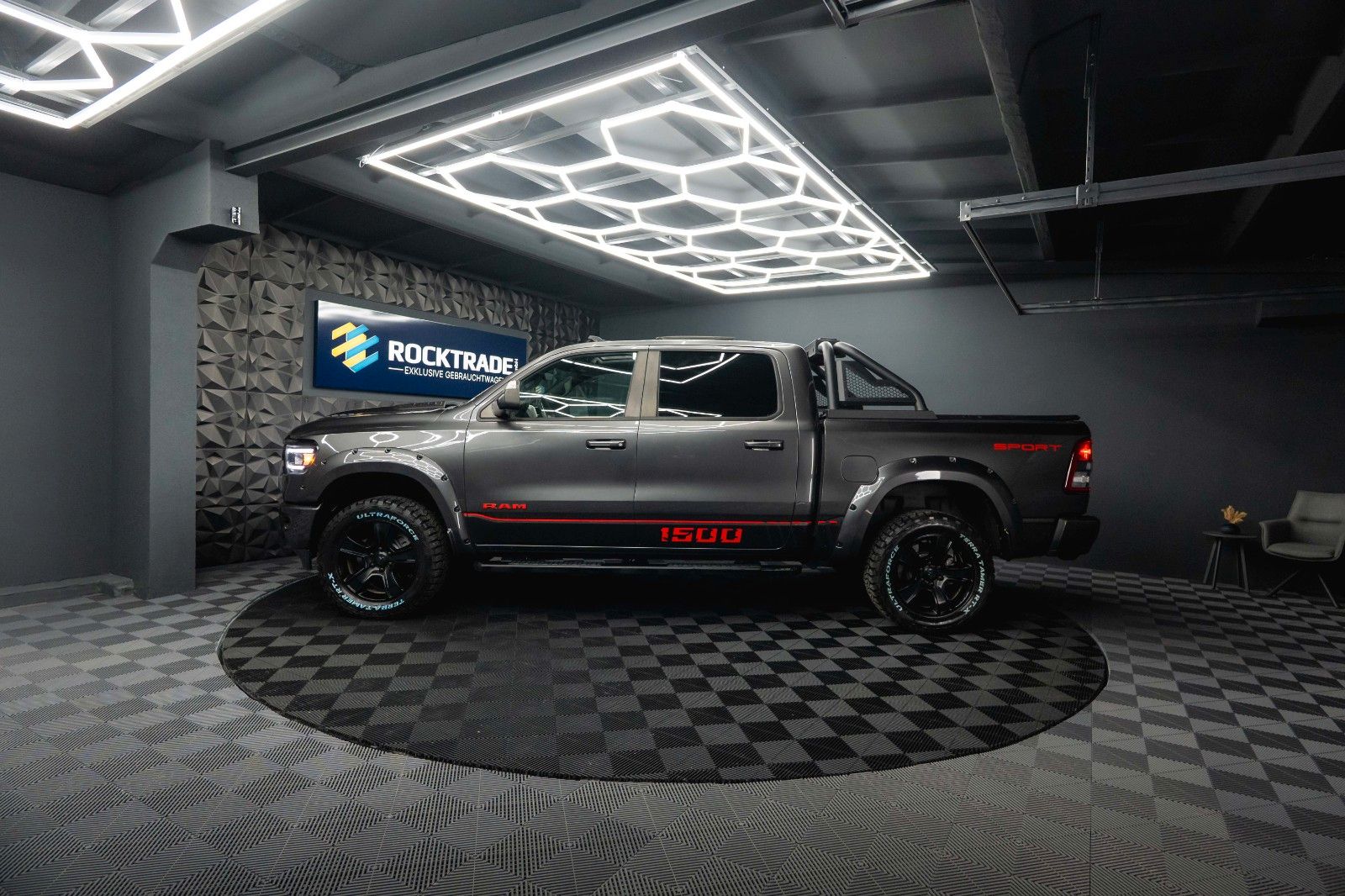 Fahrzeugabbildung Dodge RAM 5.7 V8 HEMI 4x4 OFFROAD Night-Edition *Pano*
