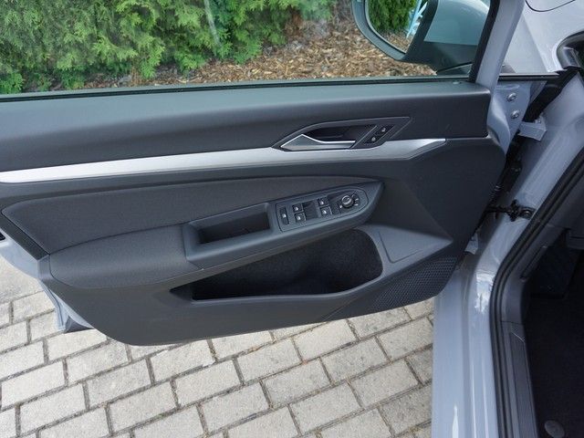 Fahrzeugabbildung Volkswagen Golf VIII TSI Life LED Navi AID ACC PDC SH LM