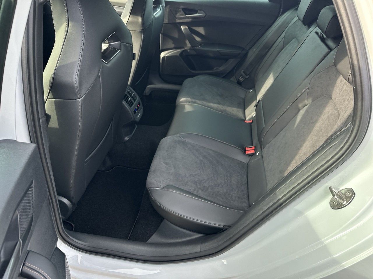 Fahrzeugabbildung CUPRA Leon Sportstourer 1.5 TSI 110 kW (150 PS) 6-Gang - mit KI generiert/bearbeitet