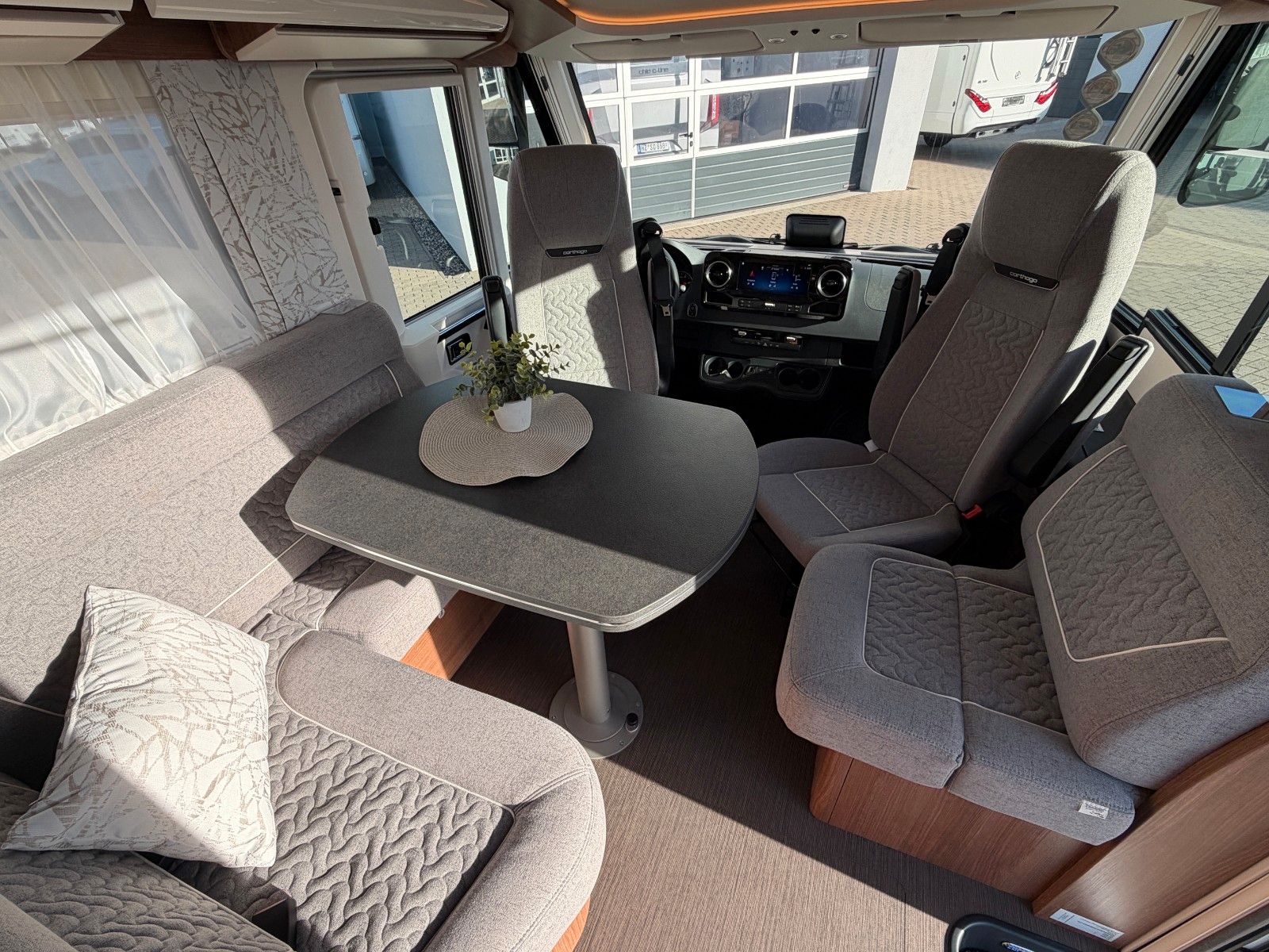 Fahrzeugabbildung Carthago C2-tourer I 143 KB-LE comfort Mercedes