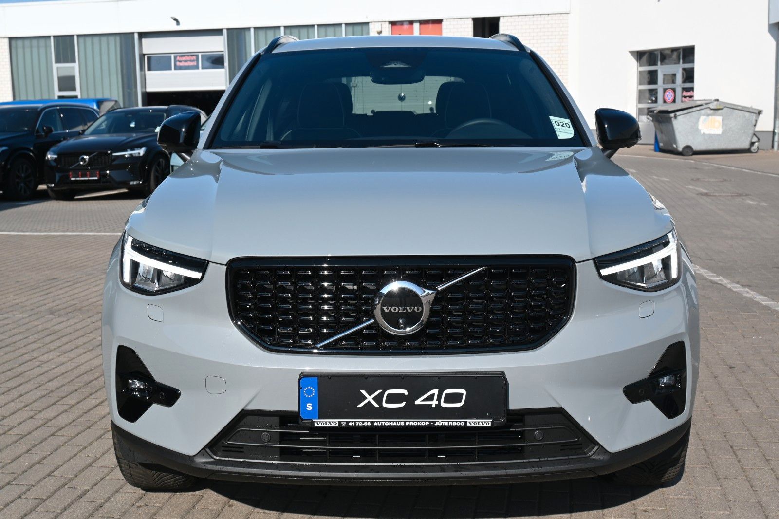 Fahrzeugabbildung Volvo XC40 B4 DKG Plus Dark*FSHZG*360°*ACC*AHK