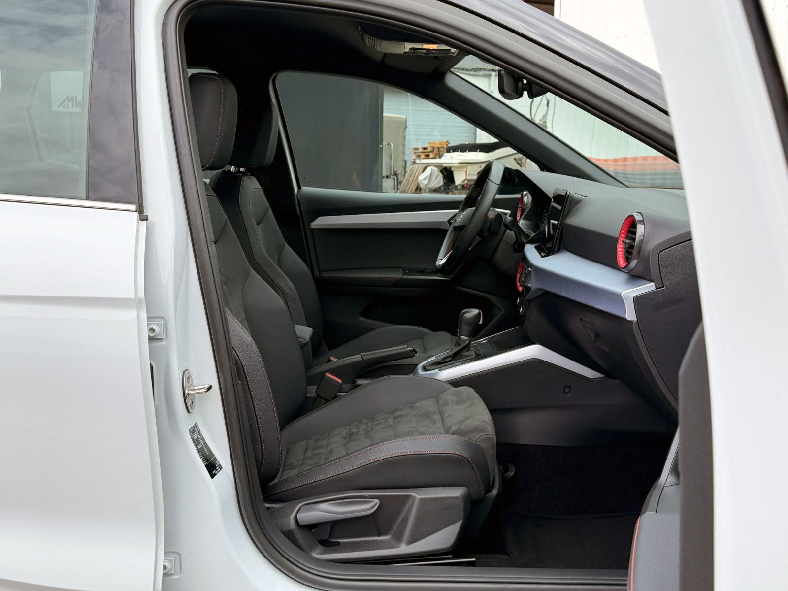 Fahrzeugabbildung SEAT Arona 1.0 TSI DSG FR ACC LED NAV PDC KAM SHZ
