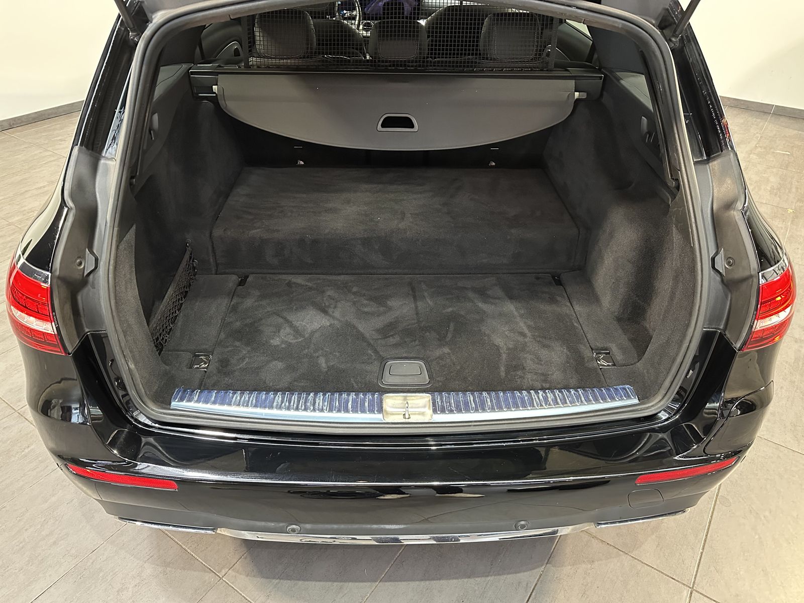 Fahrzeugabbildung Mercedes-Benz E 300de T AMG-Line NAV+LED+PANO+360°+DISTRONIC