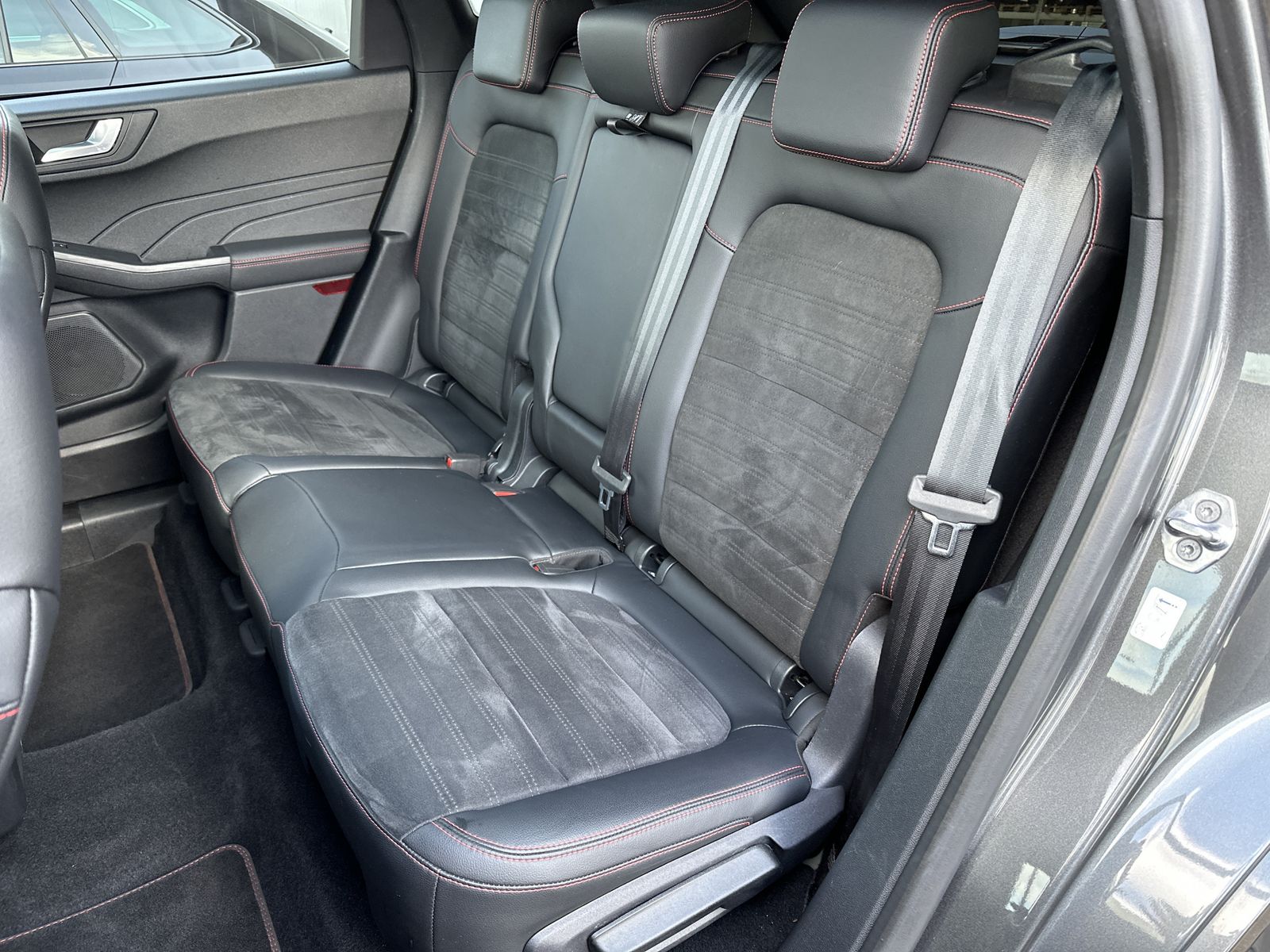 Fahrzeugabbildung Ford Kuga 2.5 Duratec PHEV ST-Line X NAV+LED+B&O+PANO