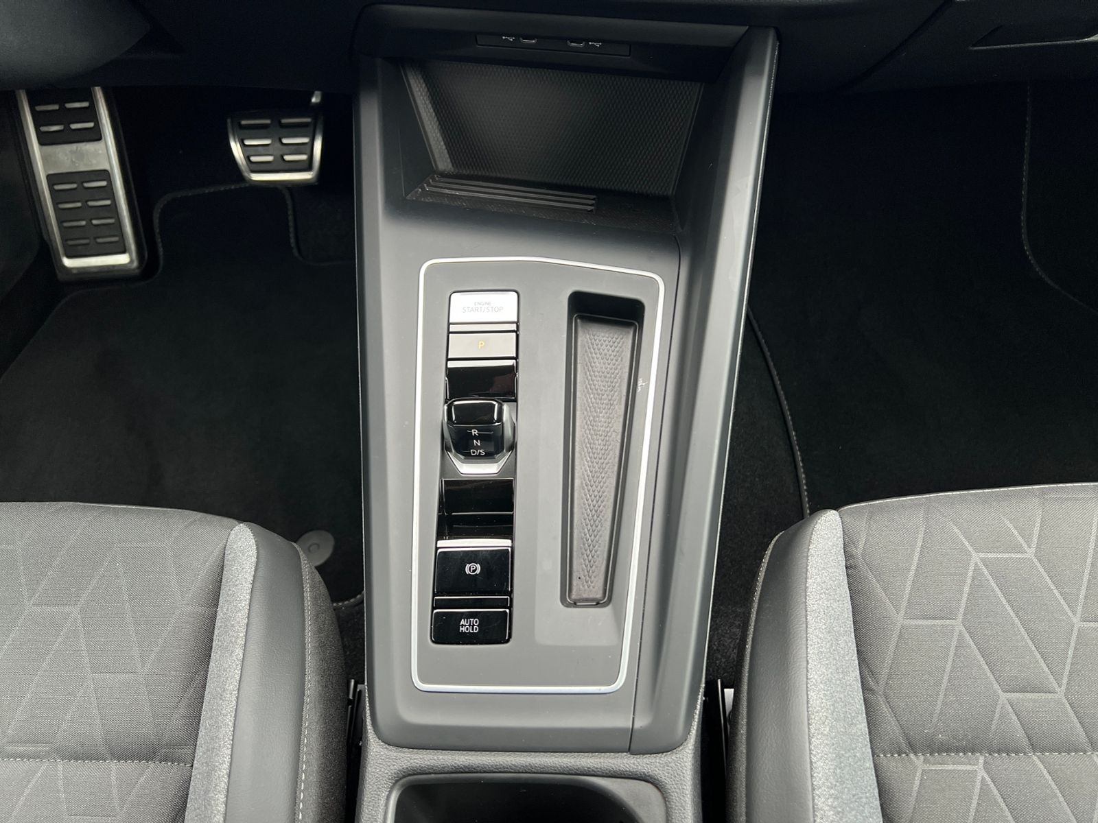 Fahrzeugabbildung Volkswagen Golf VIII Variant GOAL 2.0 TDI DSG *AHK, LED, "P