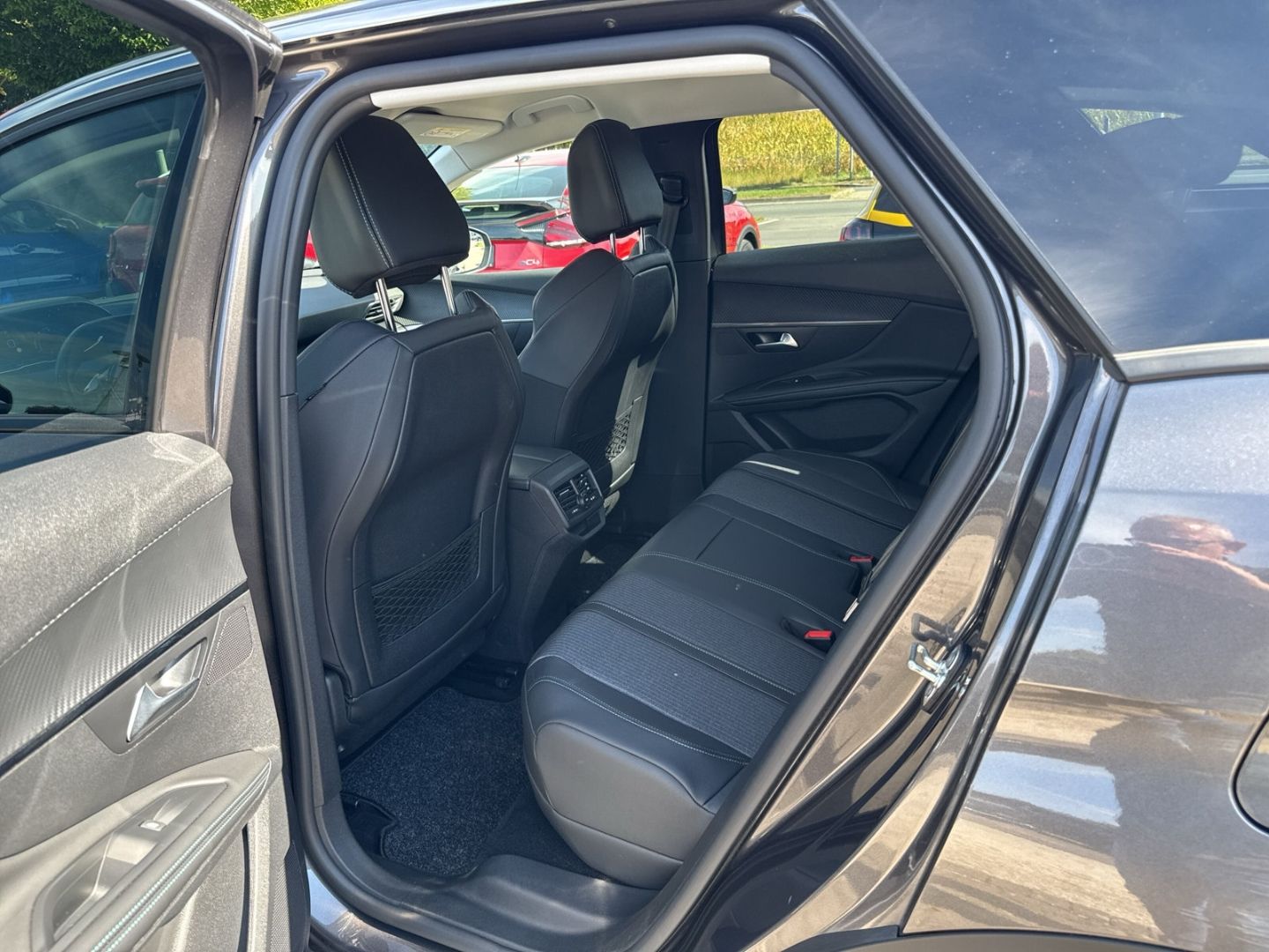 Fahrzeugabbildung Peugeot 3008 Allure Plug-In Hybrid 225 e-EAT8 Navi SHZ