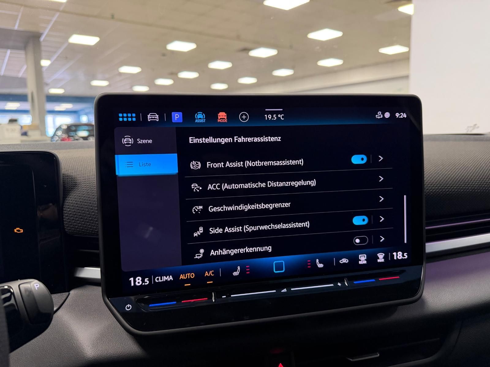 Fahrzeugabbildung Volkswagen T-Roc 1.5 eTSI DSG R-Line+AHK+ACC+TOTWINKEL+RFK+