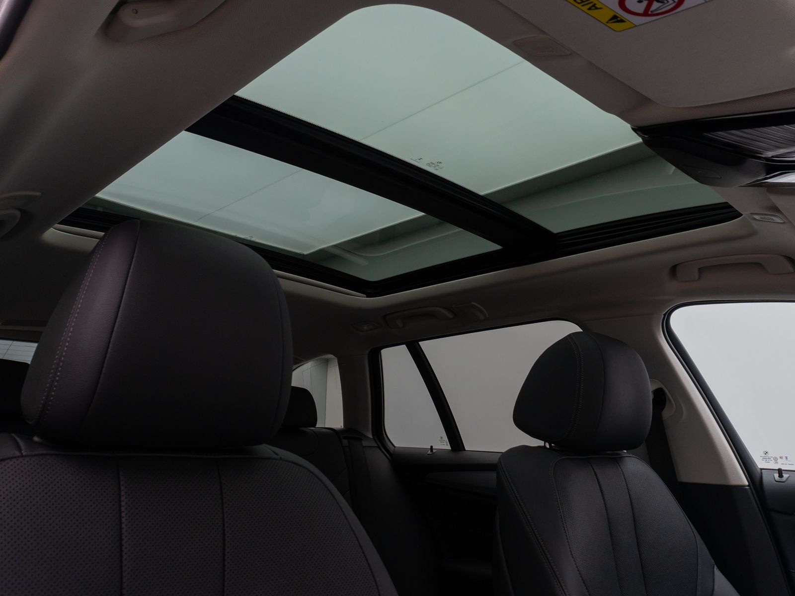 Fahrzeugabbildung BMW 530e Panorama DAB HiFi CockPitPro Alarm PDC LED