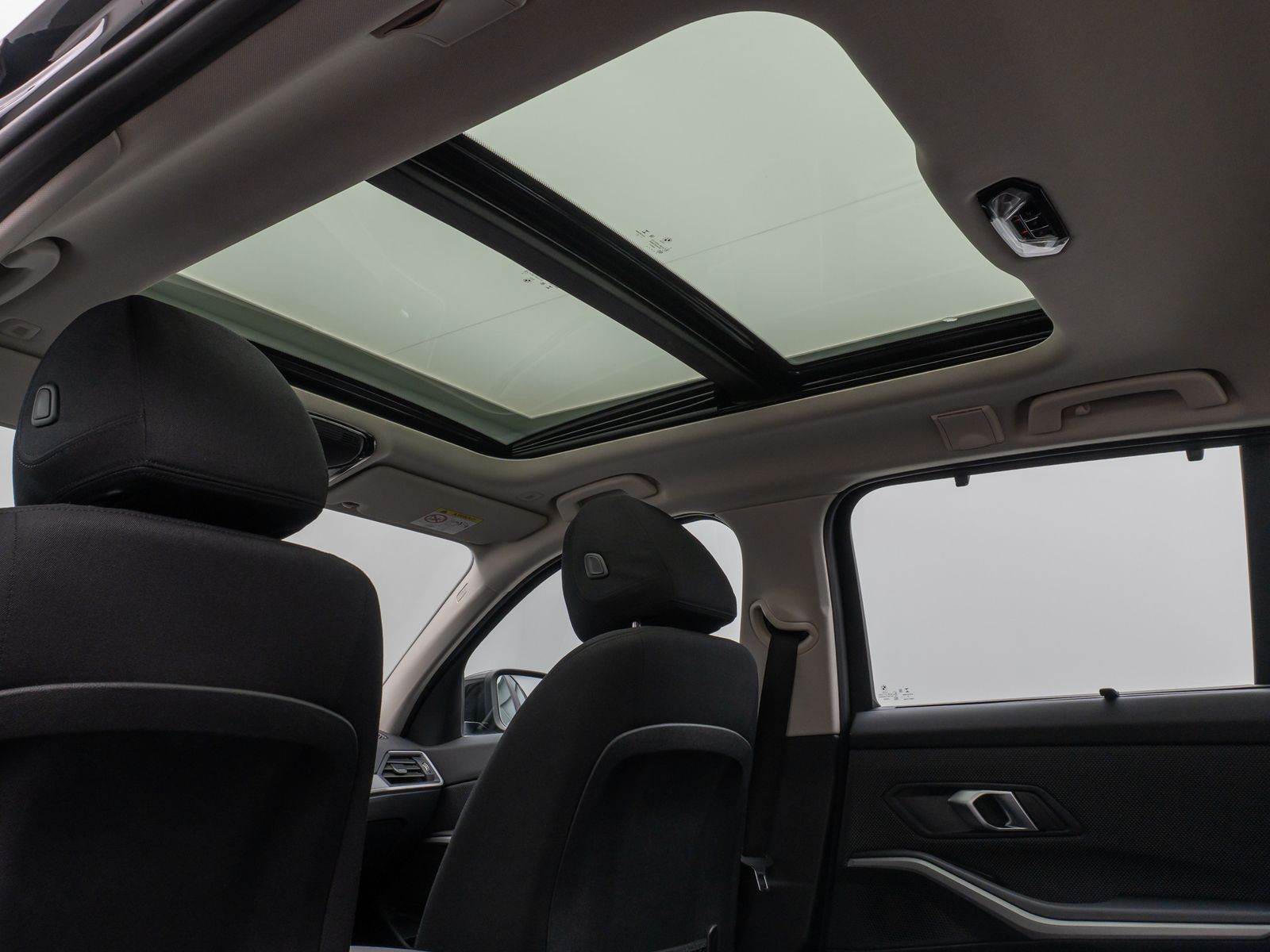 Fahrzeugabbildung BMW 330e Panorama Kamera DAB WLAN Lenkrhzg Alarm LED