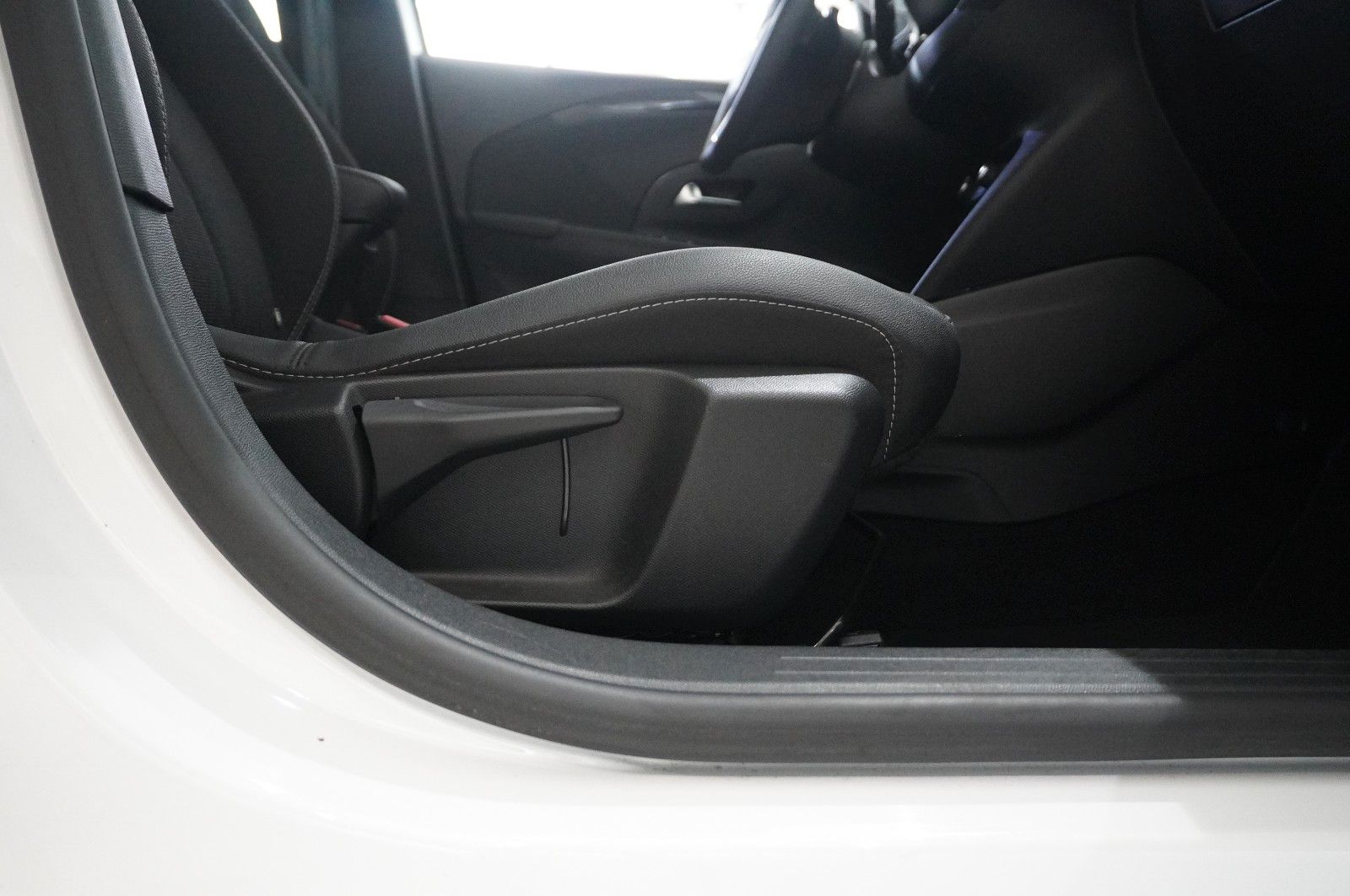 Fahrzeugabbildung Opel Corsa F 1.2T ELEGANCE NAVI/LED/KAMERA/SPORT/DAB+