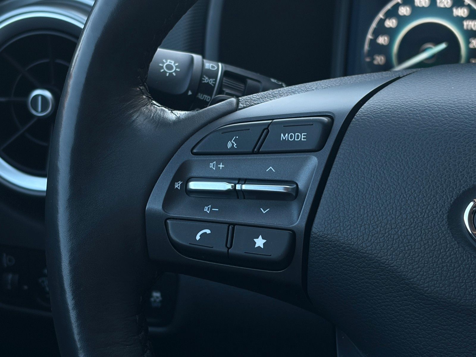 Fahrzeugabbildung Hyundai KONA E Select SHZ LHZ LKA LFA ACC CarPlay Navi