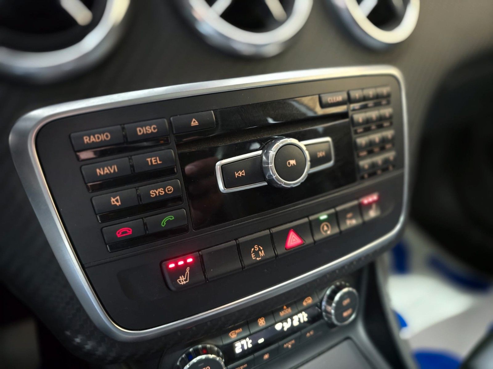 Fahrzeugabbildung Mercedes-Benz A250 AMG-Line/Panorama/Navi/8fach/TÜV-NEU