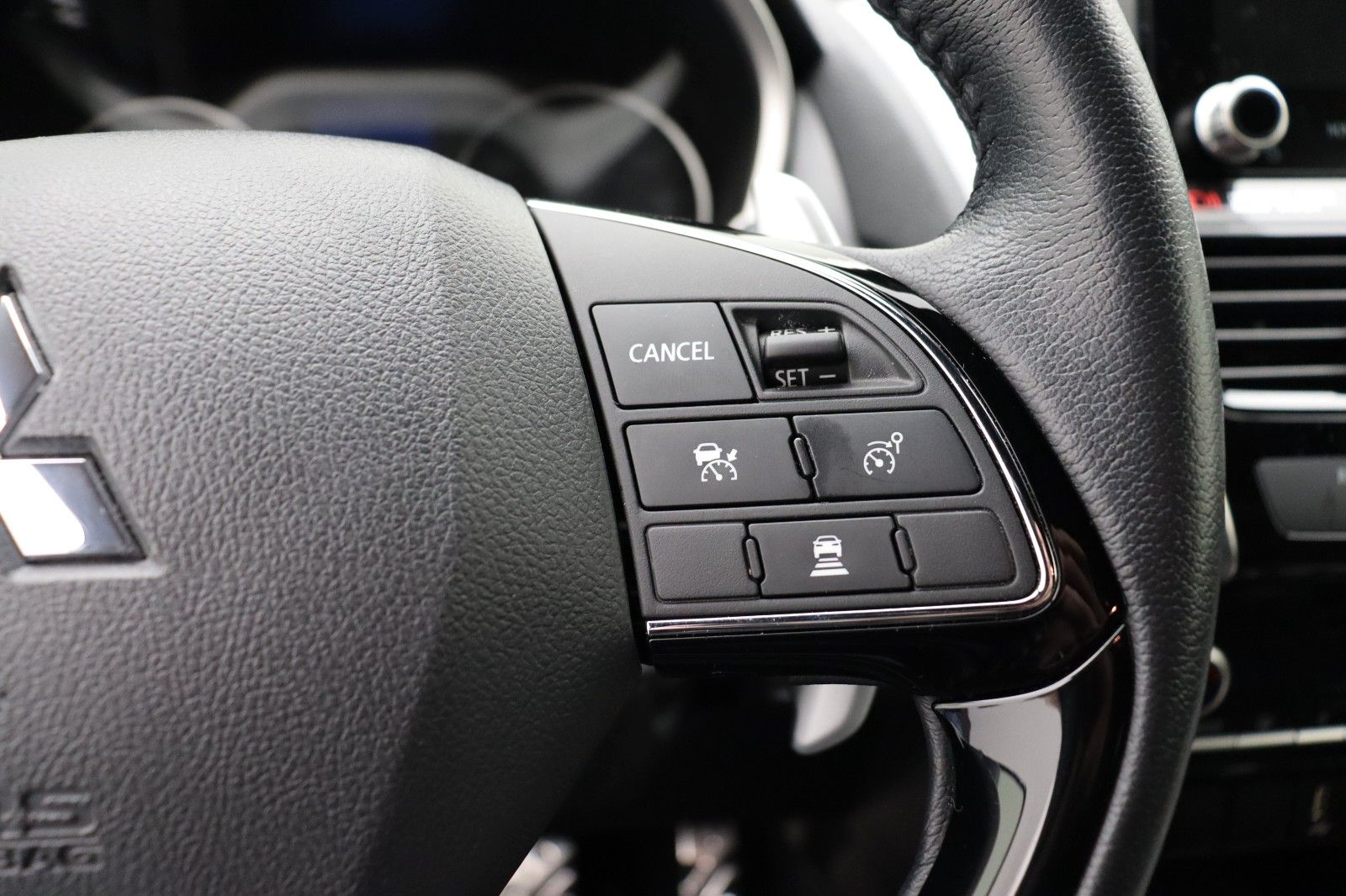 Fahrzeugabbildung Mitsubishi Eclipse Cross 2.4 Plus Select Black Hybrid 4WD