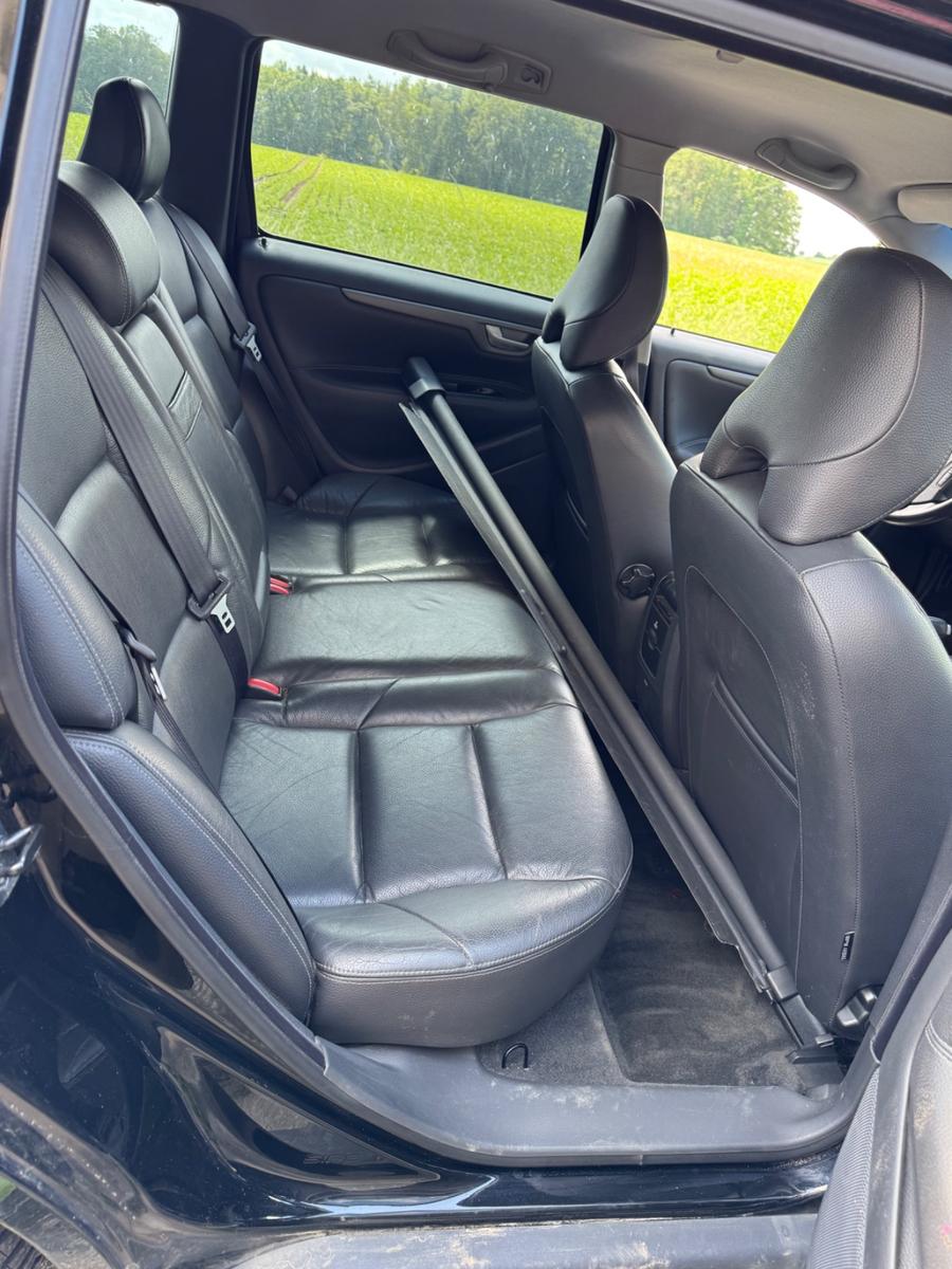 Volvo V70 2004 — interior