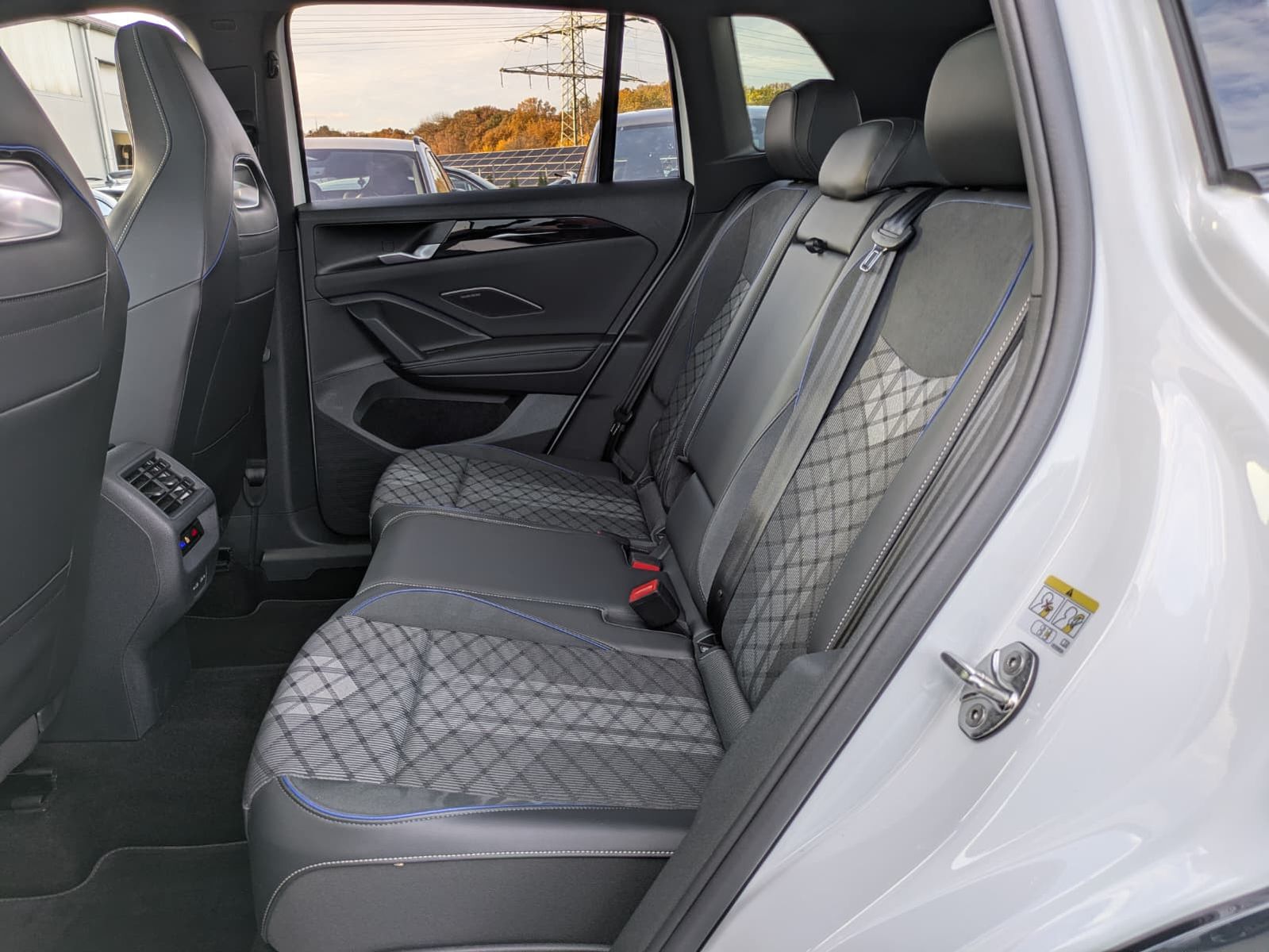 Fahrzeugabbildung Volkswagen Tiguan 2.0 TDI 4M R-Line PANO*H&K*AHK*MATRIX*20"