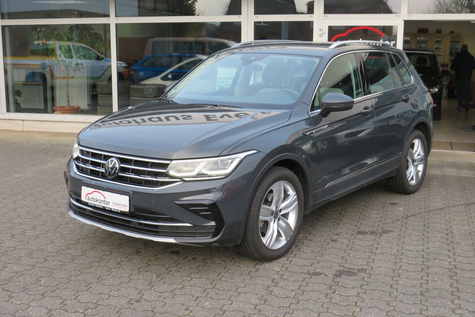 Fahrzeugabbildung Volkswagen Tiguan TSI DSG ELEGANCE 19-ZOLL MATRIX 360` 1.HD
