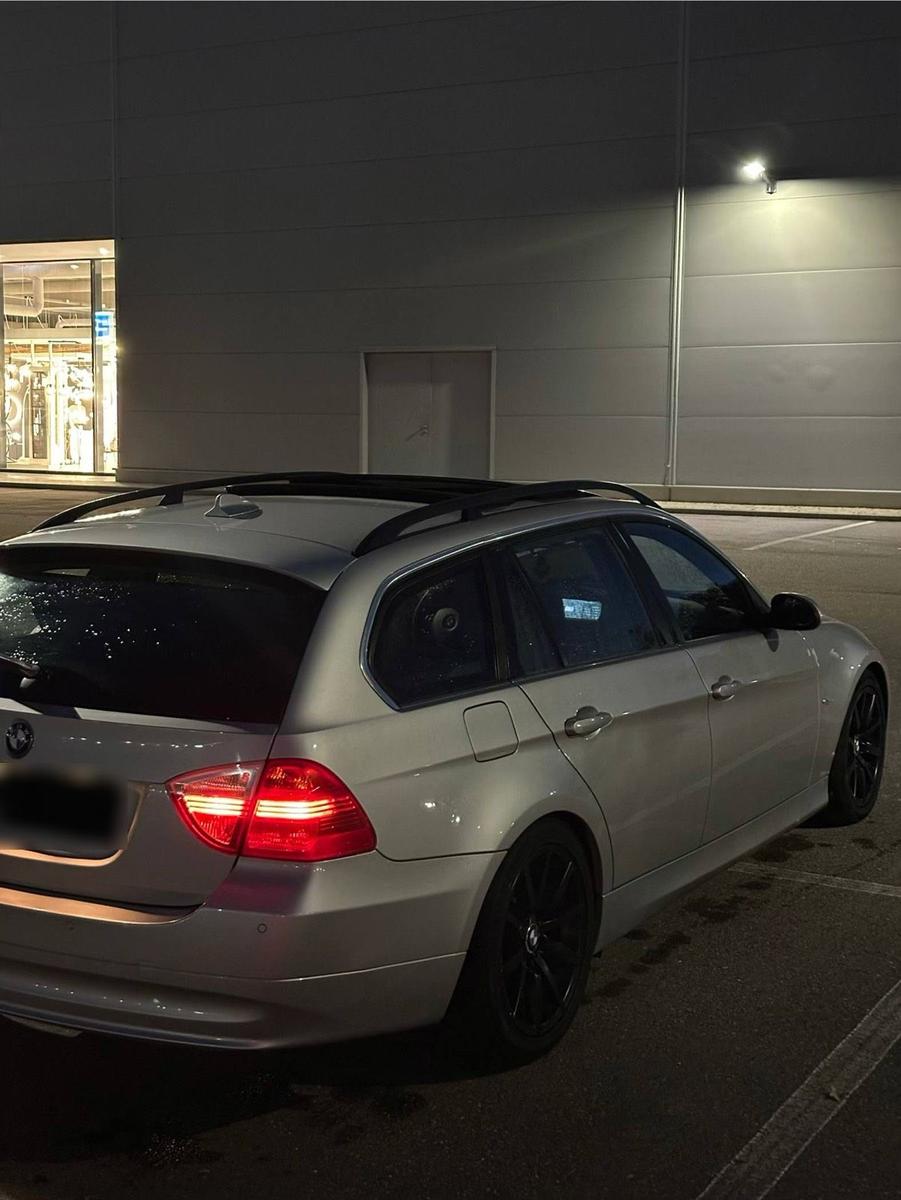 BMW 330 2006 — салон