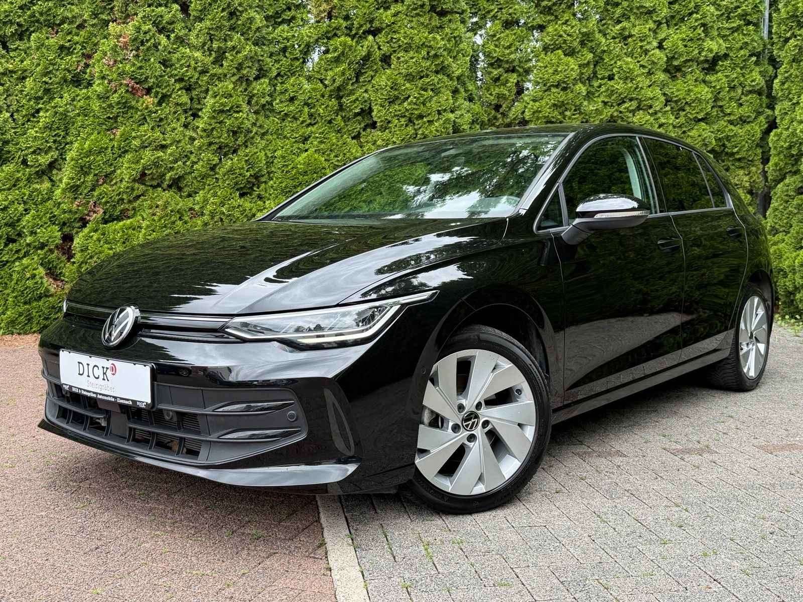 Fahrzeugabbildung Volkswagen Golf 2.0 TDI DSG LIFE LED+KAM+ACC+SHZ+CARPL+AMBI