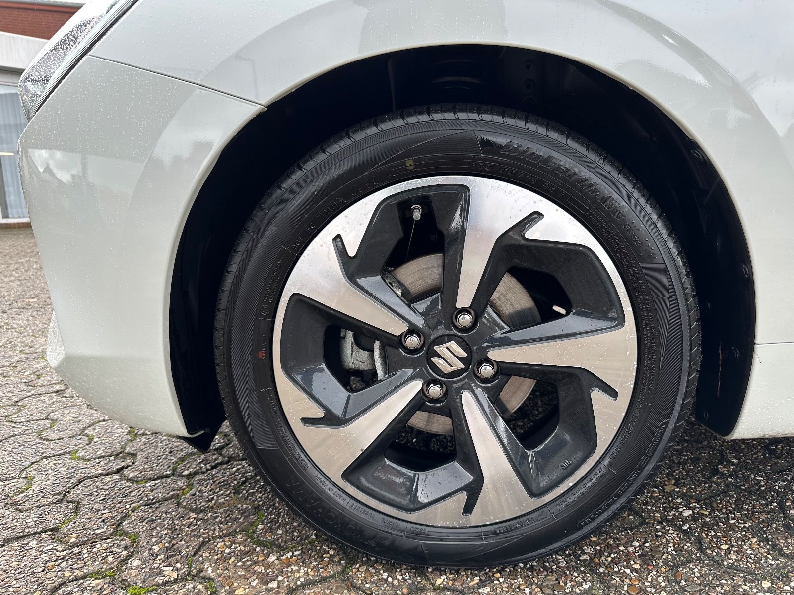 Fahrzeugabbildung Suzuki Swift 1.2 Dualjet Hybrid Comfort+ ACC/Navi/LED