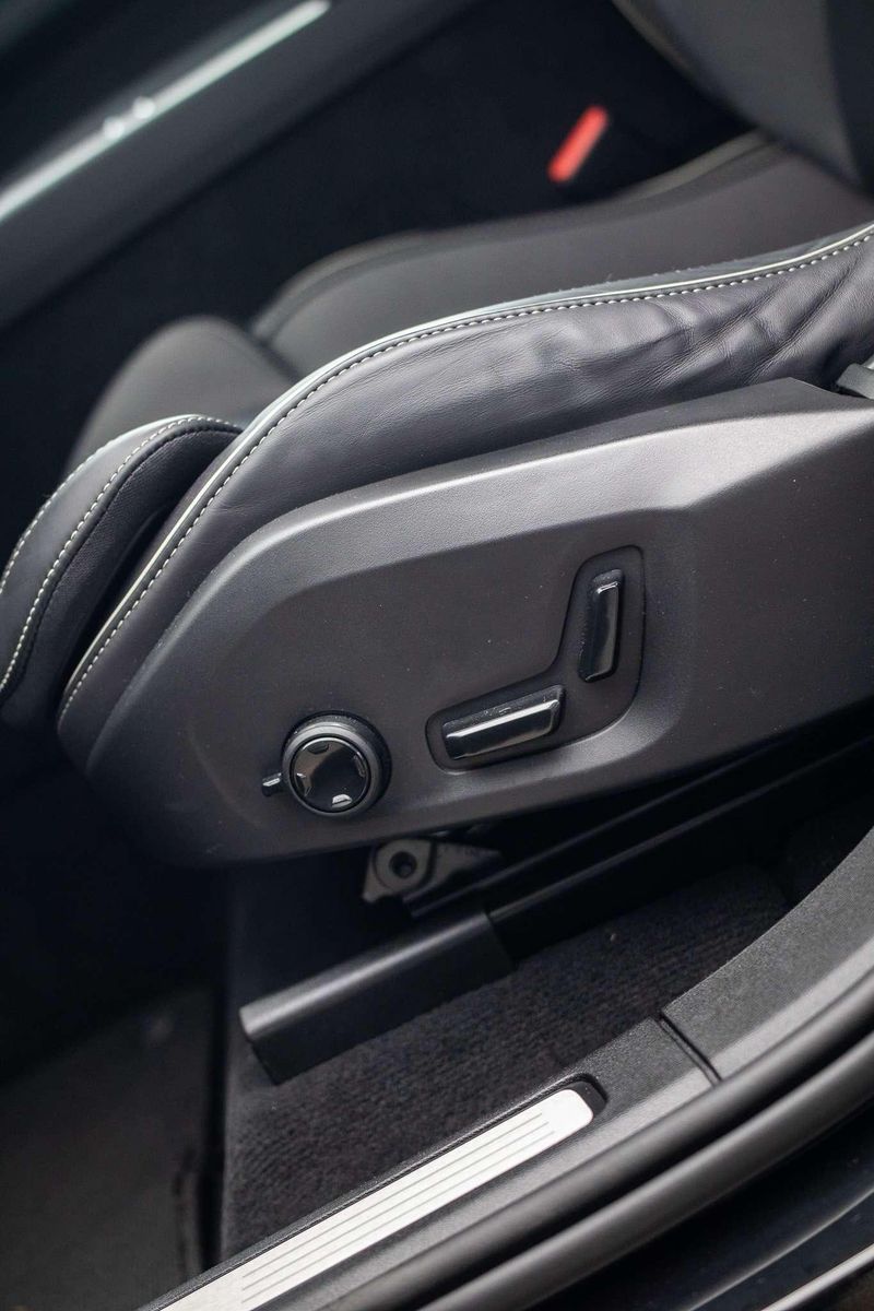 Fahrzeugabbildung Volvo XC60 Plus Black Edition Recharge Plug-In Hybrid