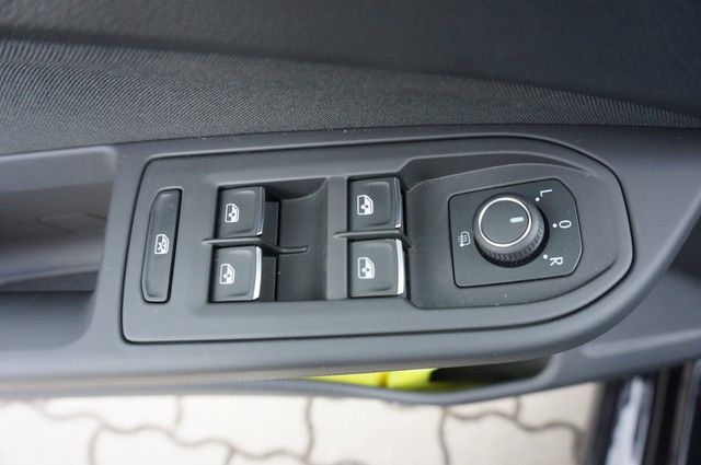 Fahrzeugabbildung Volkswagen Golf VIII TDI United DSG LED AHK Navi AID ACC RF
