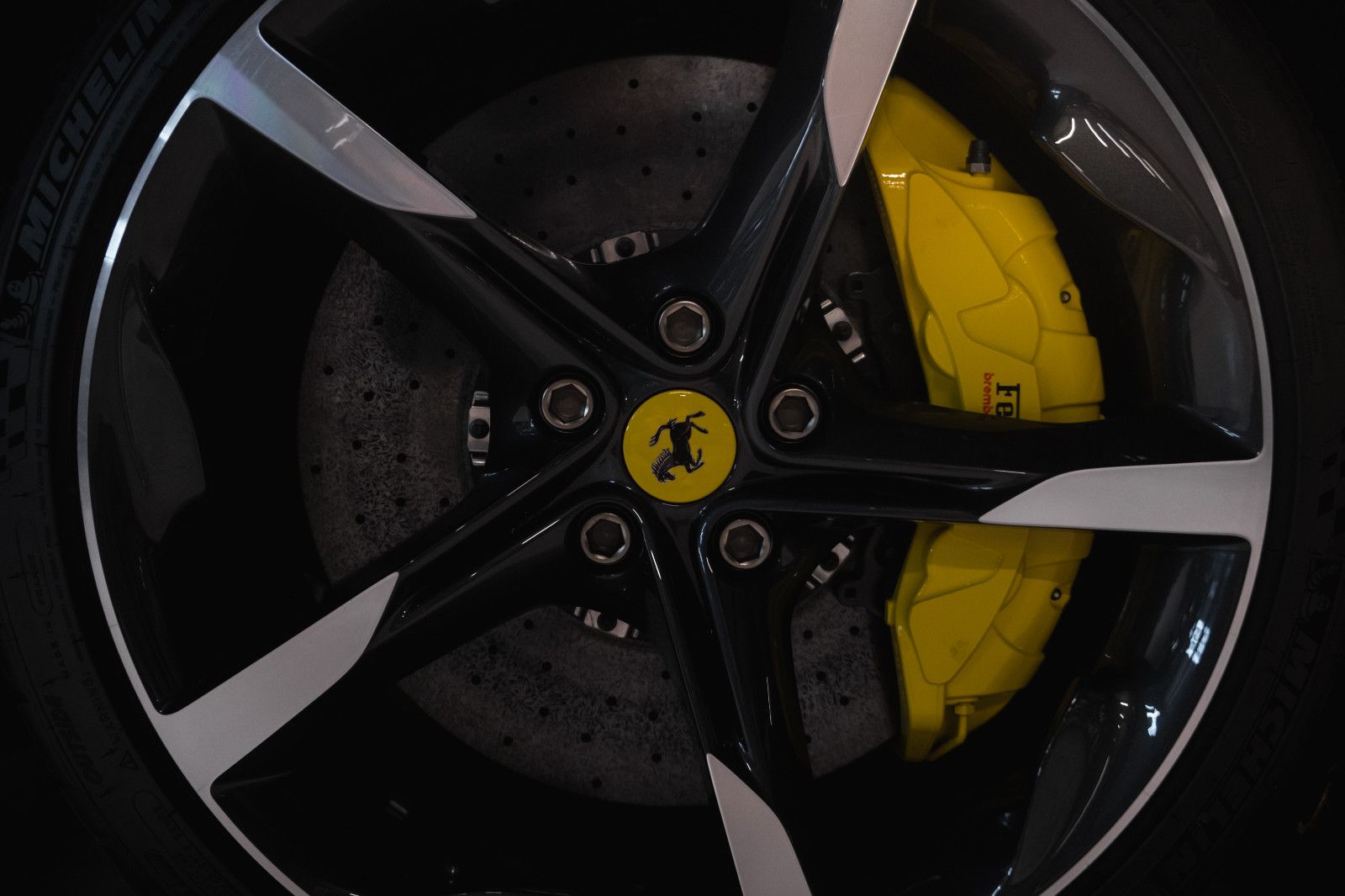 Fahrzeugabbildung Ferrari SF90 Assetto Fiorano-Carbonsitze-LED-Lenkr.