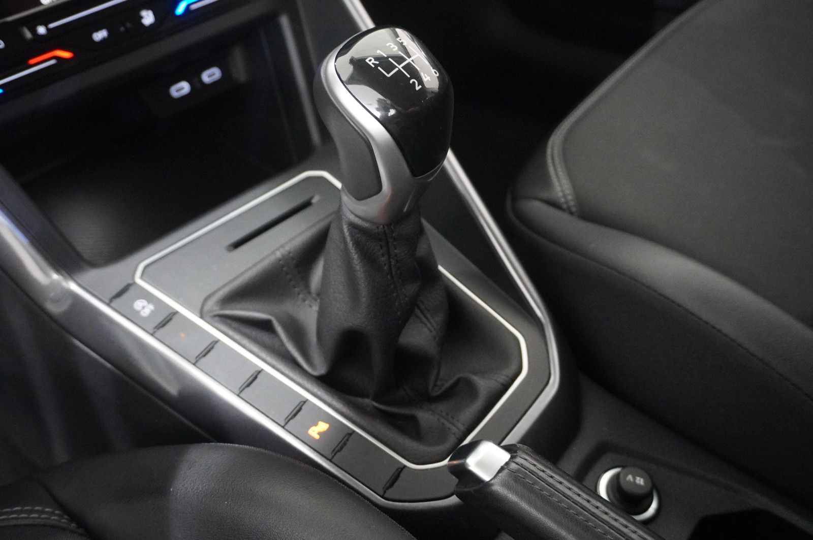 Fahrzeugabbildung Volkswagen Taigo 1.0 TSI STYLE NAVI/IQ-LIGHT/VIRT./SH/DAB+