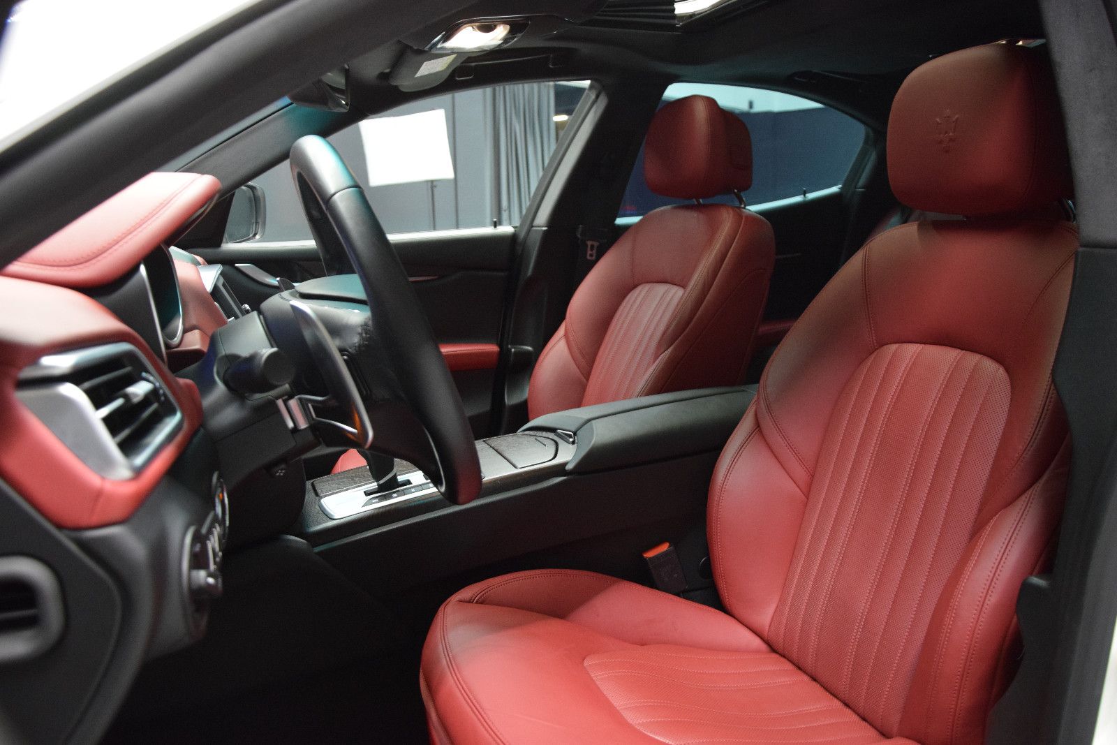 Fahrzeugabbildung Maserati Ghibli Diesel Schiebedach Memory B&W Sitzbelüft.
