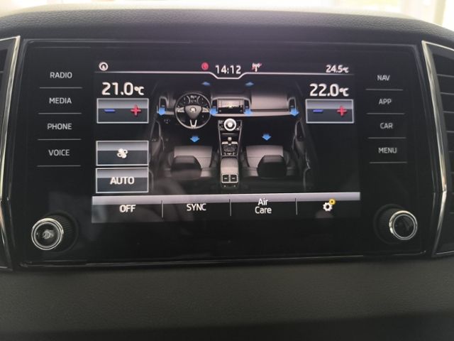 Fahrzeugabbildung SKODA Karoq 1.6 TDI SCR DSG Style LED NAVI KESSY SMART