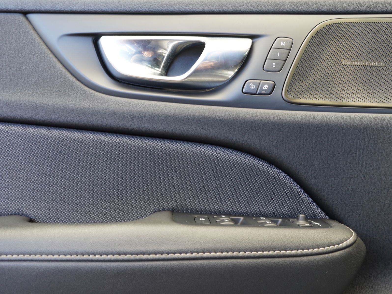 Fahrzeugabbildung Volvo V60 T6 AWD Recharge Plug-In R Design INTELLISAFE