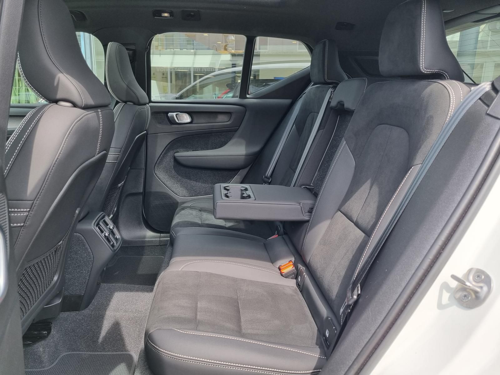 Fahrzeugabbildung Volvo XC40 B4 Benzin Plus Dark 'elektr. Glasdach'