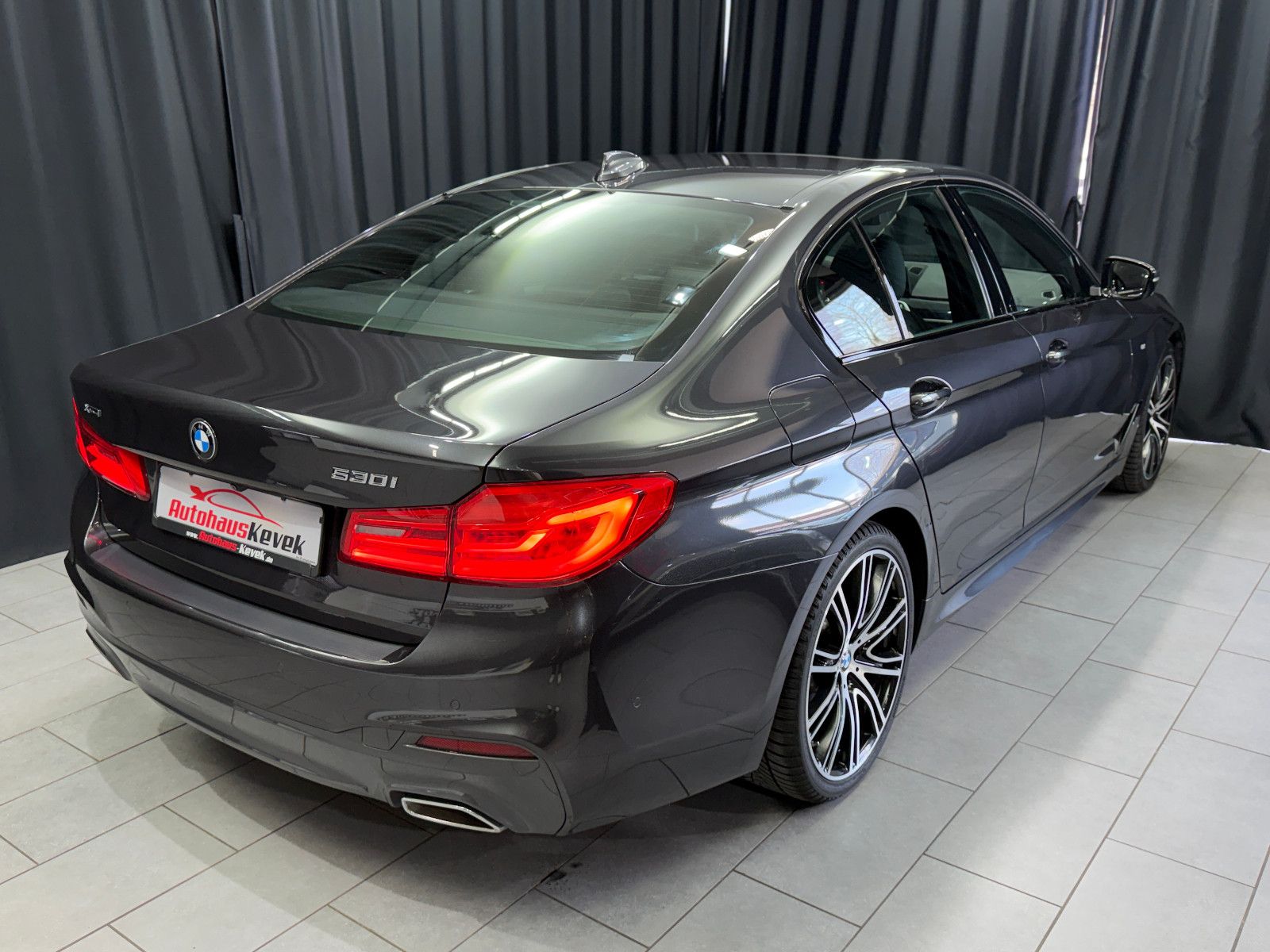 Fahrzeugabbildung BMW BMW 530i Lim xDrive M SPORT|HEAD-UP|360"|NAVI|
