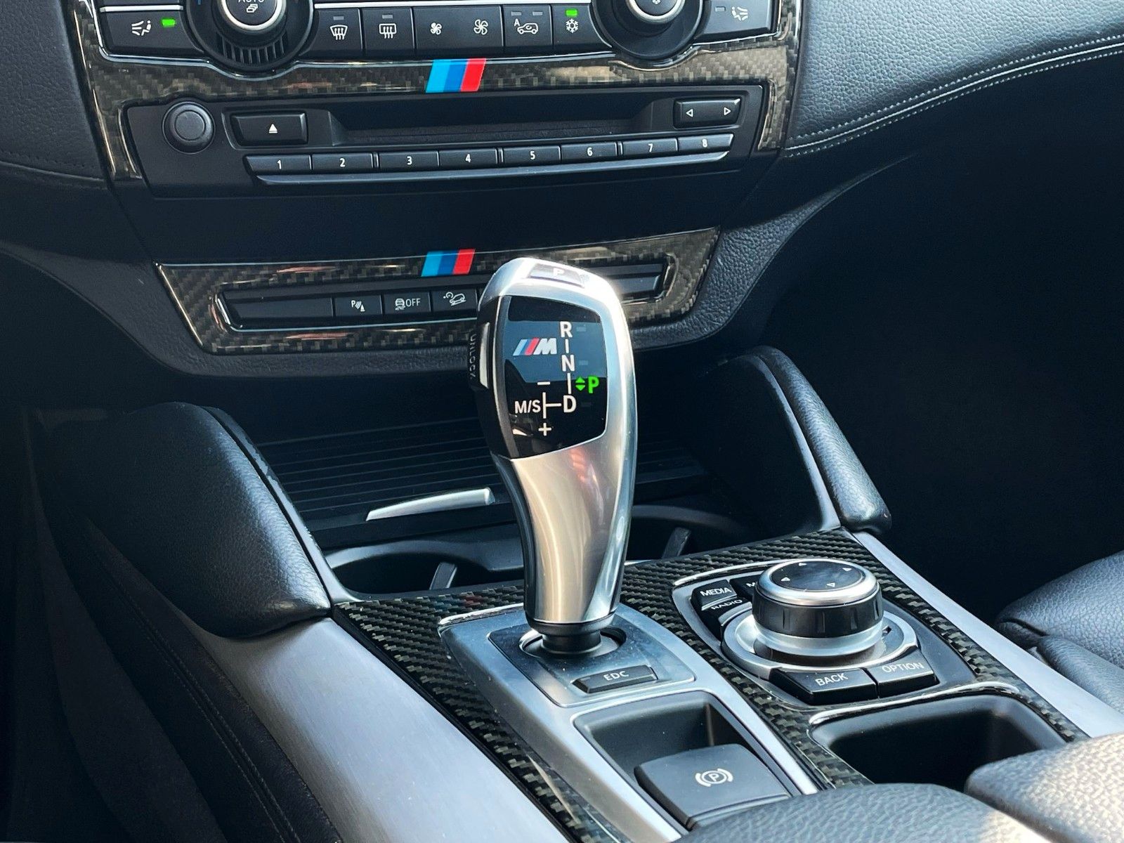 Fahrzeugabbildung BMW X6 M LEDER HUD 360° SOFT-CL NAVI-PRO ALU 22" LED