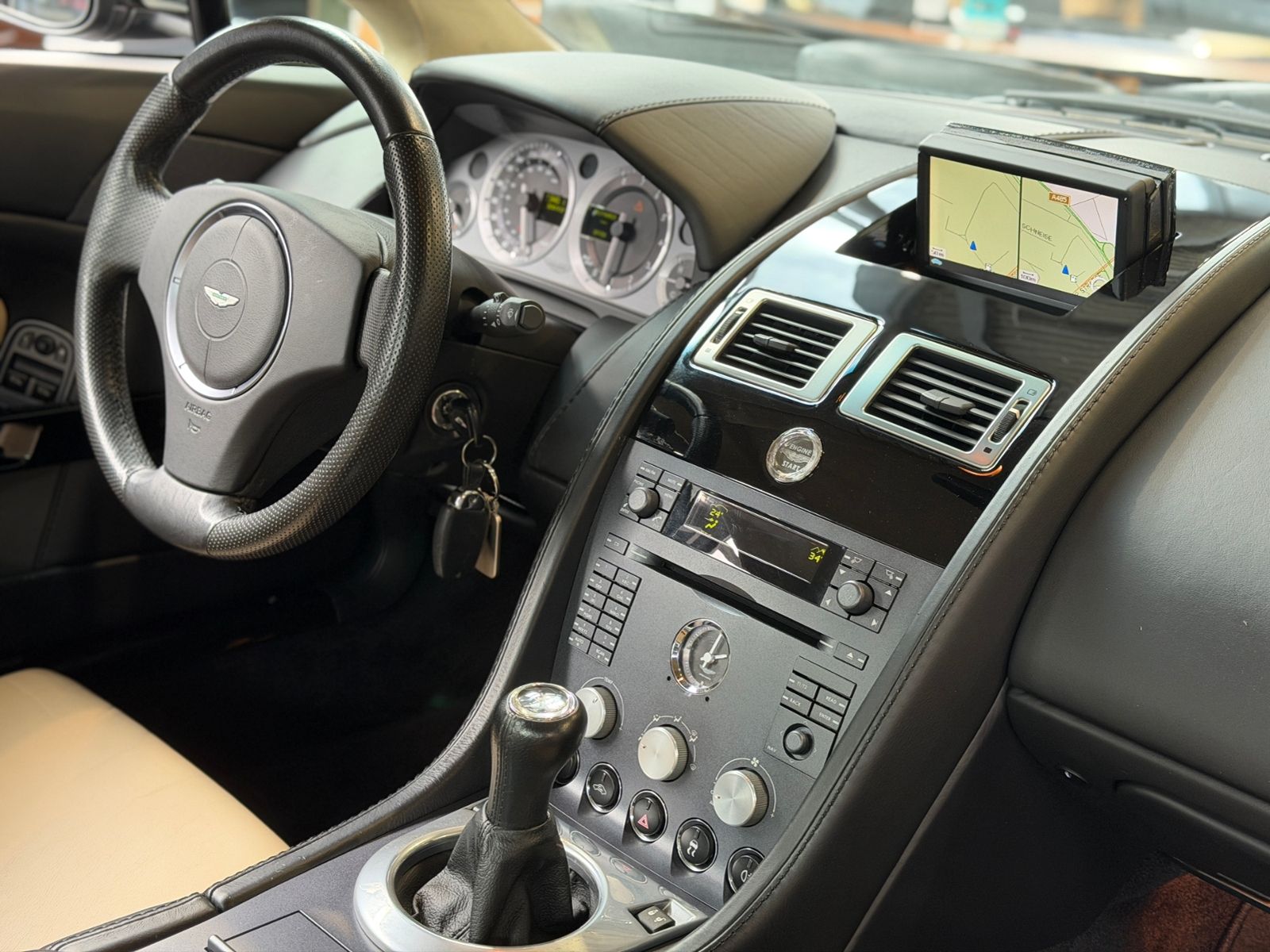 Fahrzeugabbildung Aston Martin Vantage  V8 KLIMA XEN NAV SHZ PDC LEDER