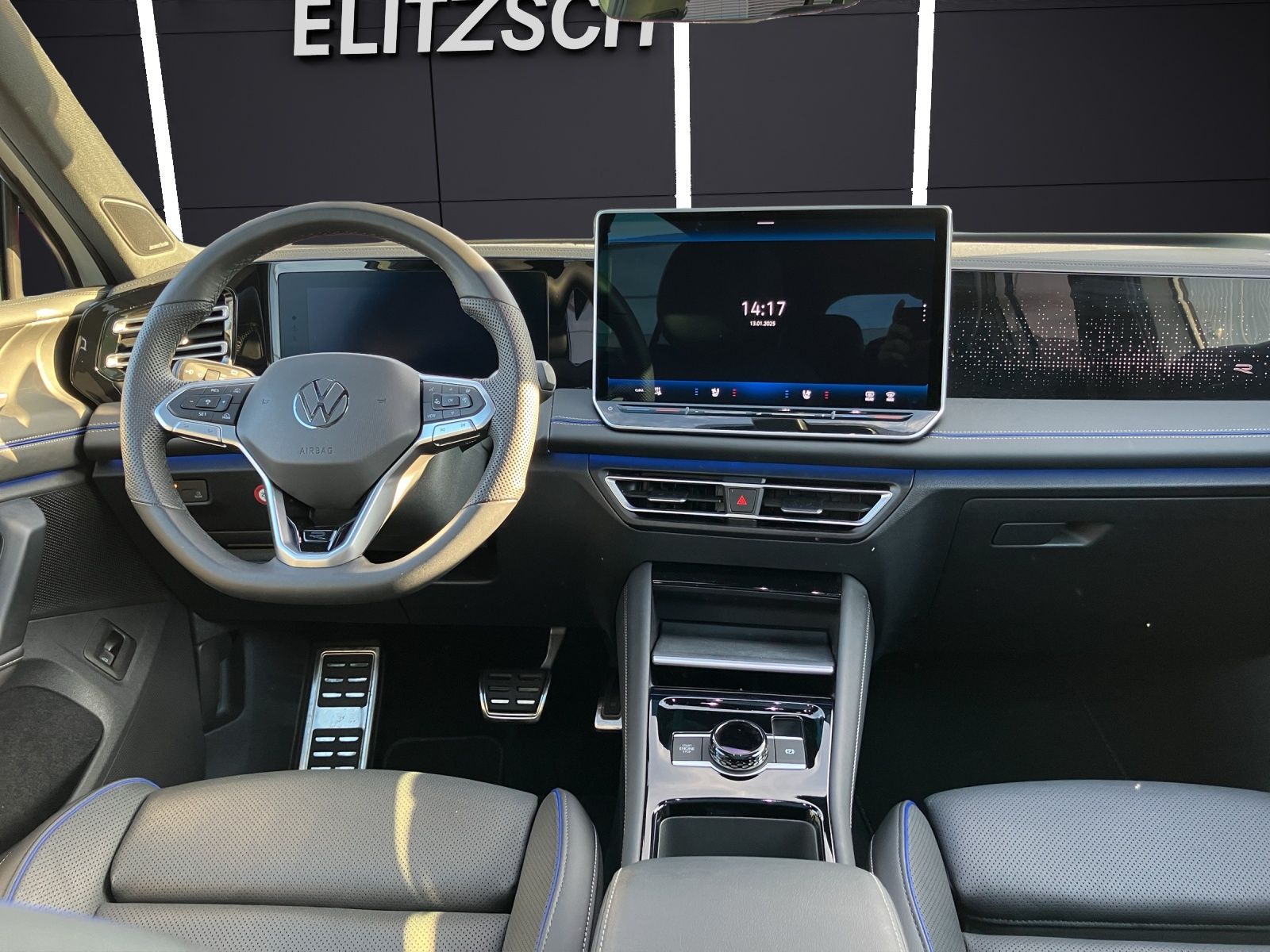 Fahrzeugabbildung Volkswagen Tiguan TDI R-Line 4M DSG MATRIX AHK PANO ACC