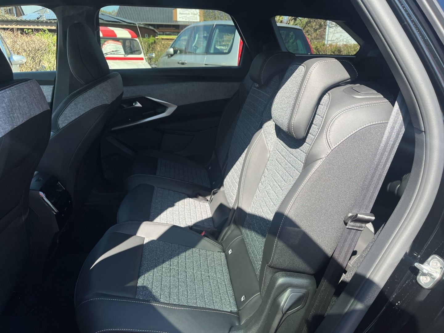 Fahrzeugabbildung Peugeot 5008 Allure HYBRID 145 Navi LED ACC CarPlay