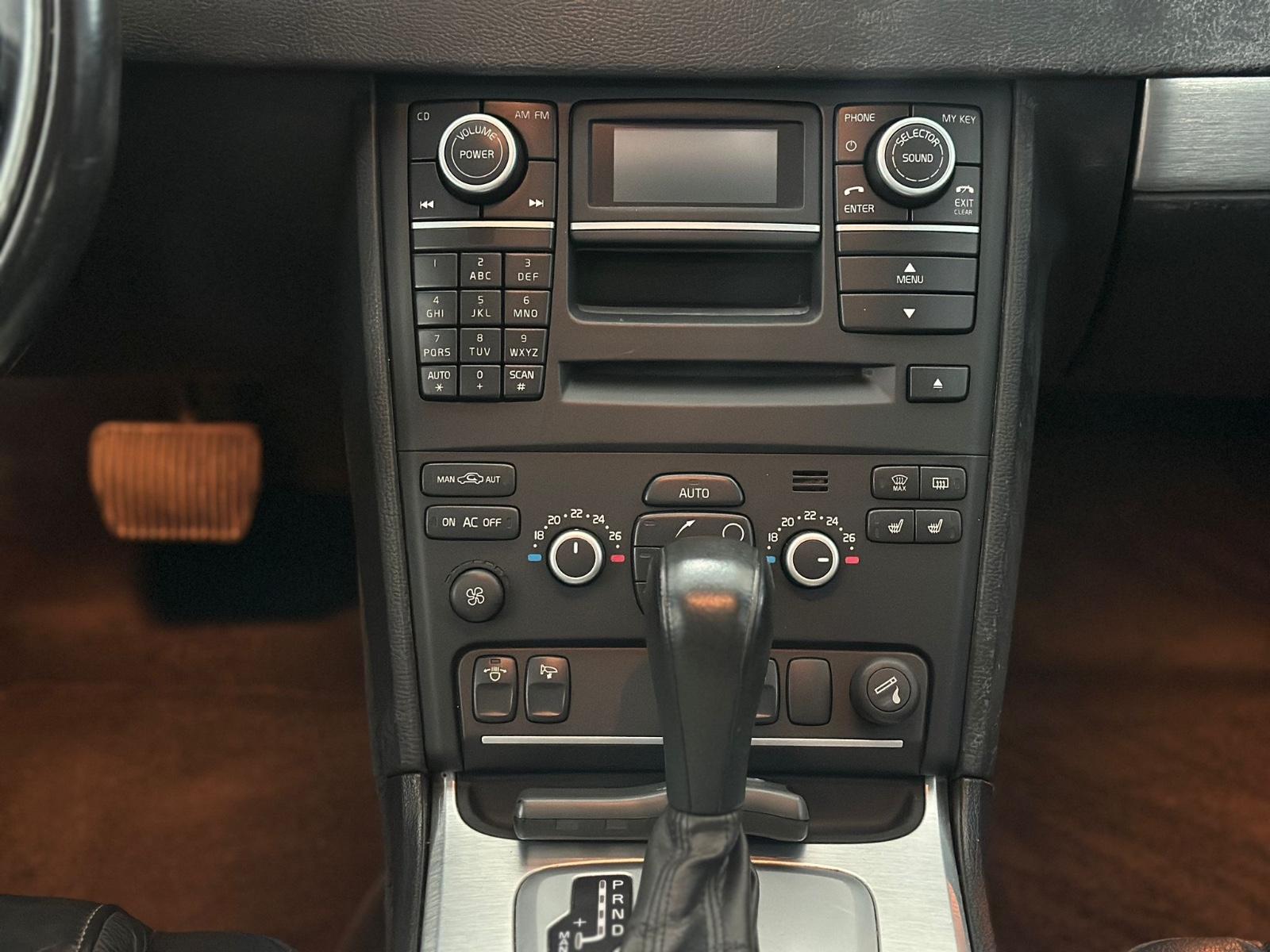 VOLVO XC90 2.4 D5 200 ch MOMENTUM GEARTRONIC 7 PLACES 4X4 - 1ère MAIN - ATTELAGE - TOIT - 194000 km