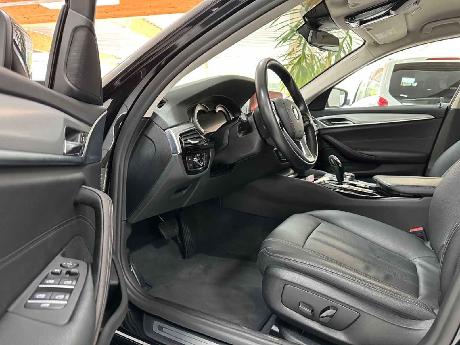 Fahrzeugabbildung BMW 520 d Touring *Leder, AHK*