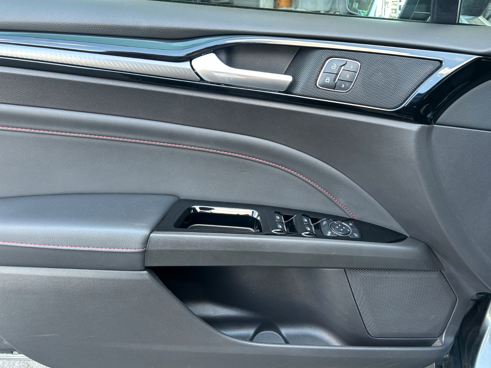Fahrzeugabbildung Ford Mondeo Turnier ST+AWD+AHK+SportfahrW+TotW